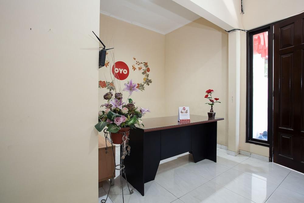 Reddoorz At Graha 99 Simomulyo Hotel Surabaya Eksteriør billede