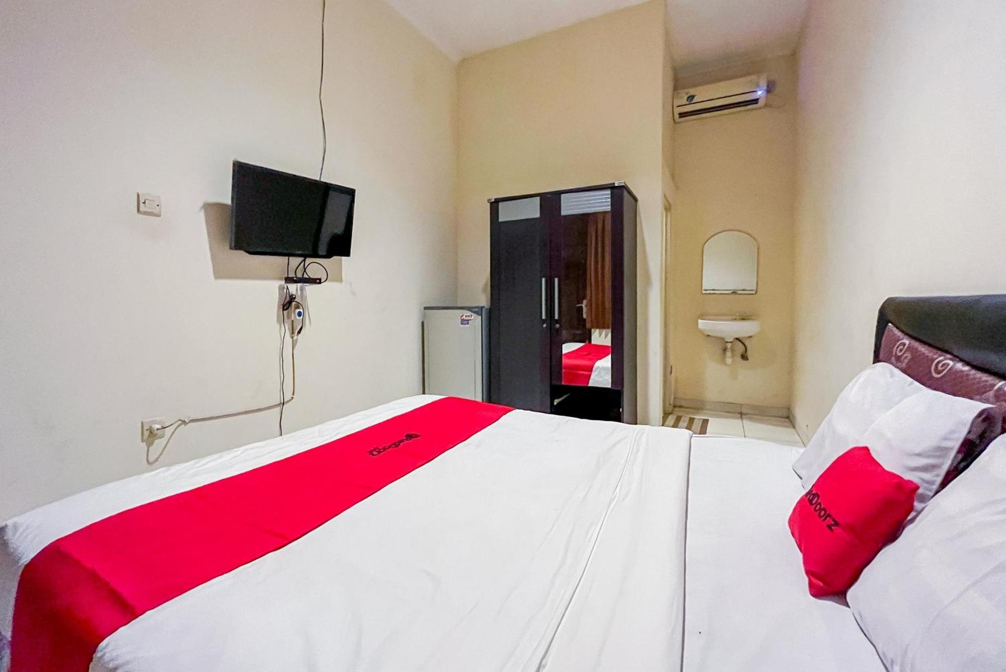 Reddoorz At Graha 99 Simomulyo Hotel Surabaya Eksteriør billede