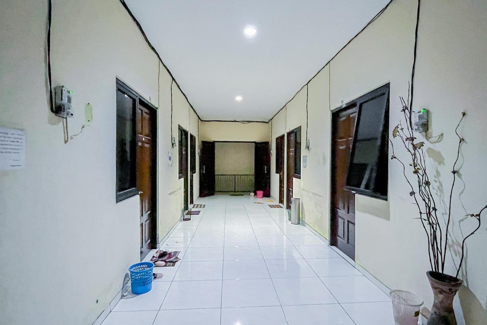 Reddoorz At Graha 99 Simomulyo Hotel Surabaya Eksteriør billede