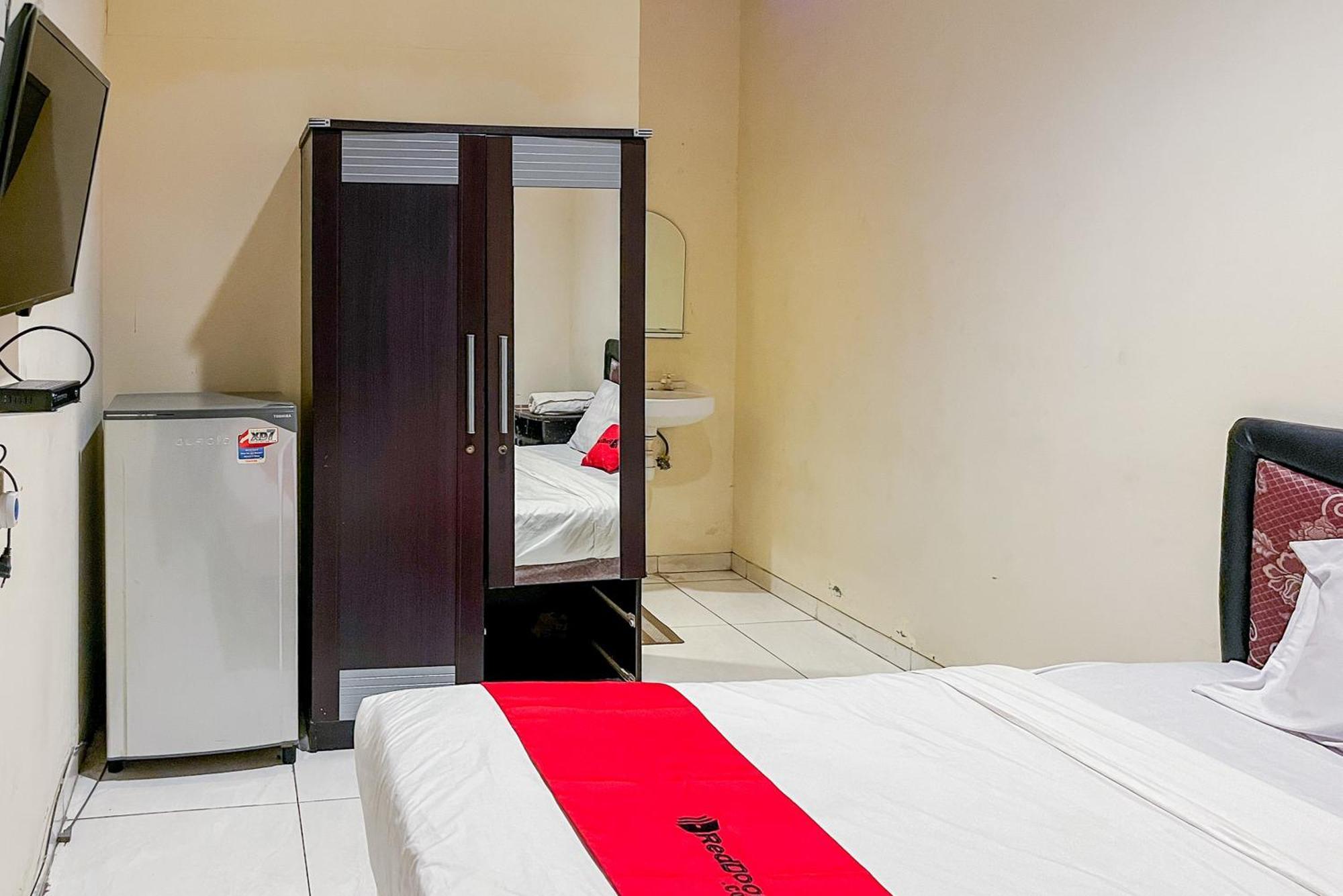 Reddoorz At Graha 99 Simomulyo Hotel Surabaya Eksteriør billede