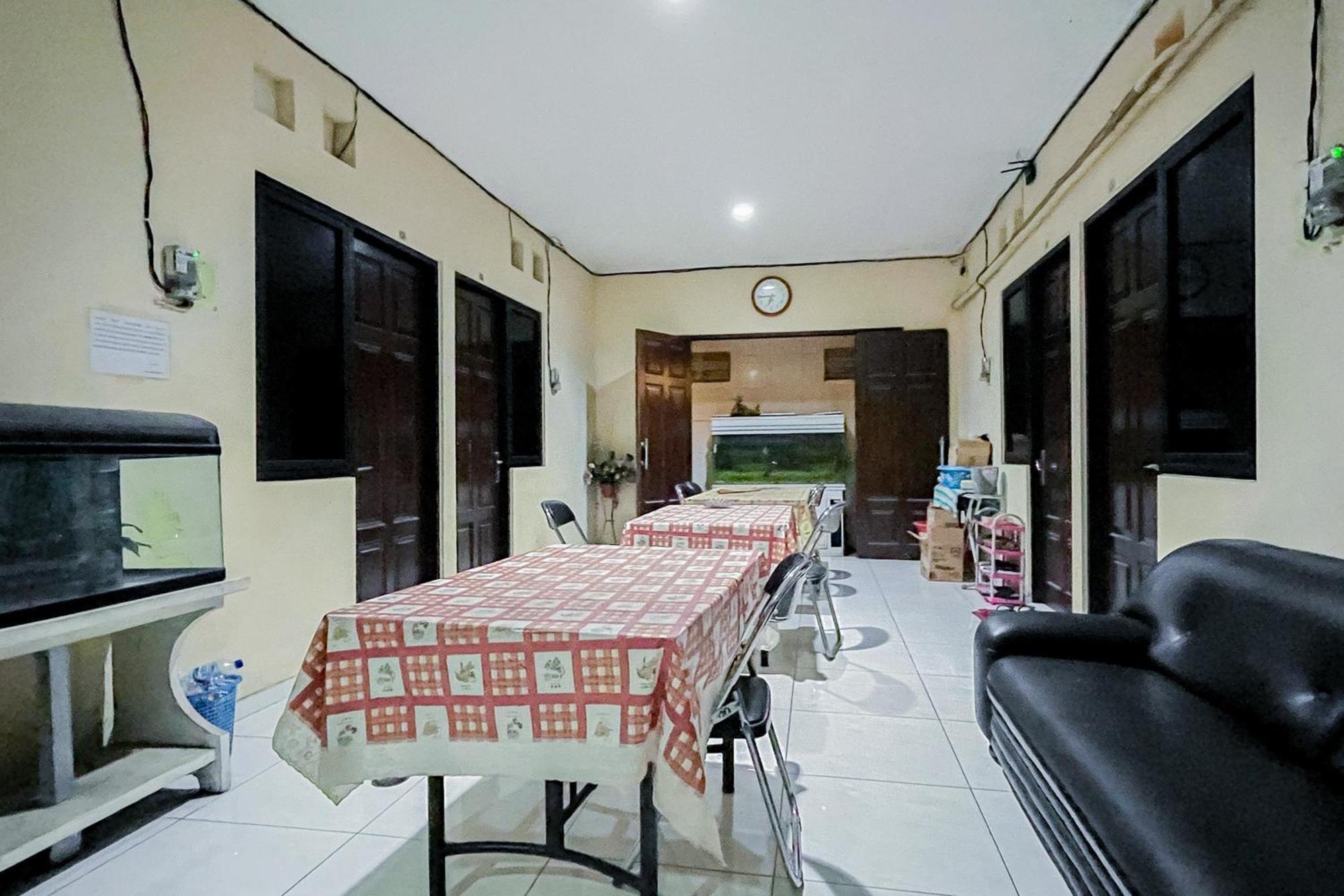 Reddoorz At Graha 99 Simomulyo Hotel Surabaya Eksteriør billede