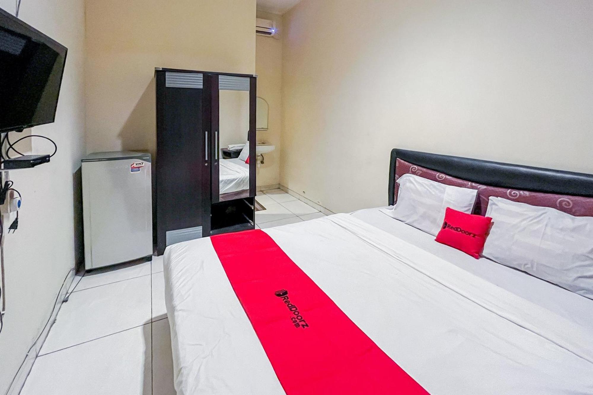 Reddoorz At Graha 99 Simomulyo Hotel Surabaya Eksteriør billede