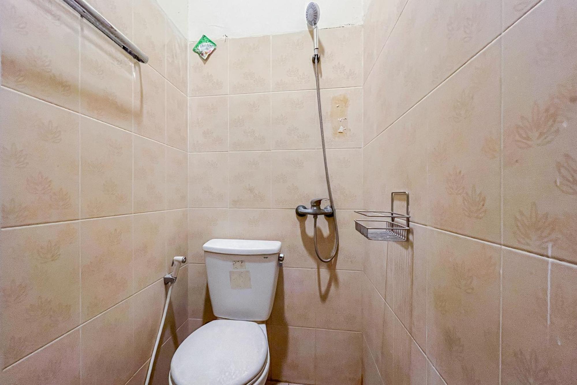 Reddoorz At Graha 99 Simomulyo Hotel Surabaya Eksteriør billede