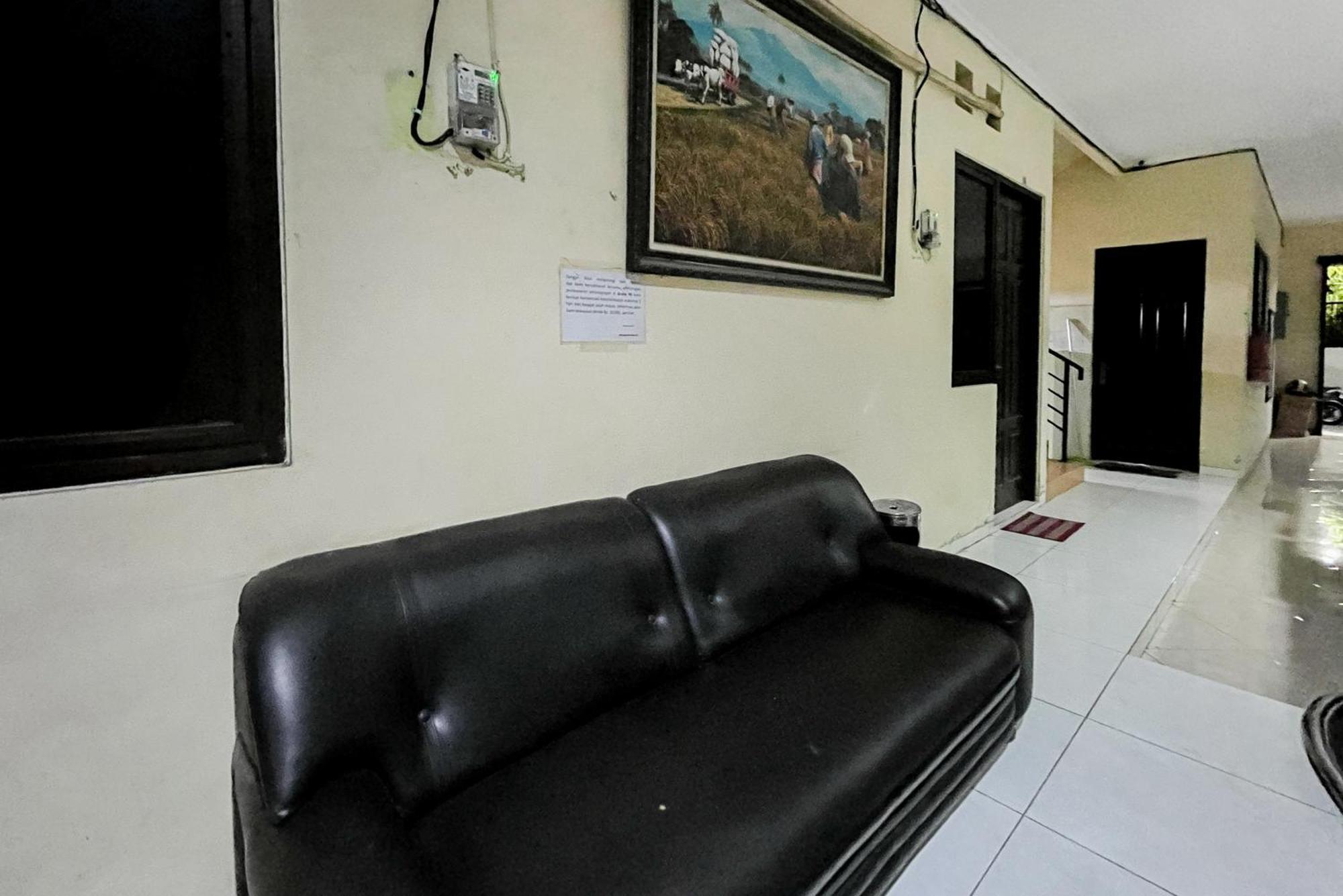 Reddoorz At Graha 99 Simomulyo Hotel Surabaya Eksteriør billede