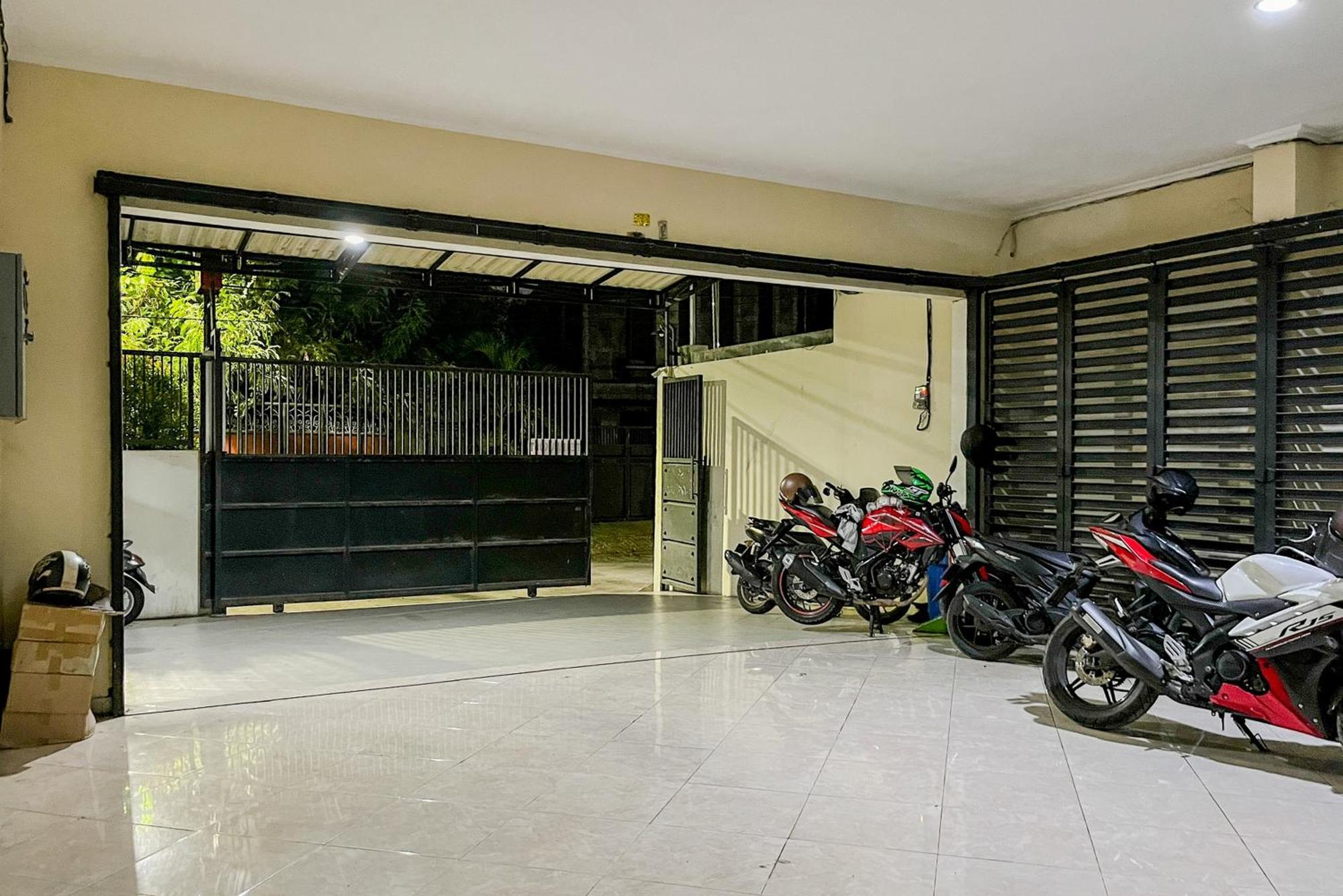 Reddoorz At Graha 99 Simomulyo Hotel Surabaya Eksteriør billede