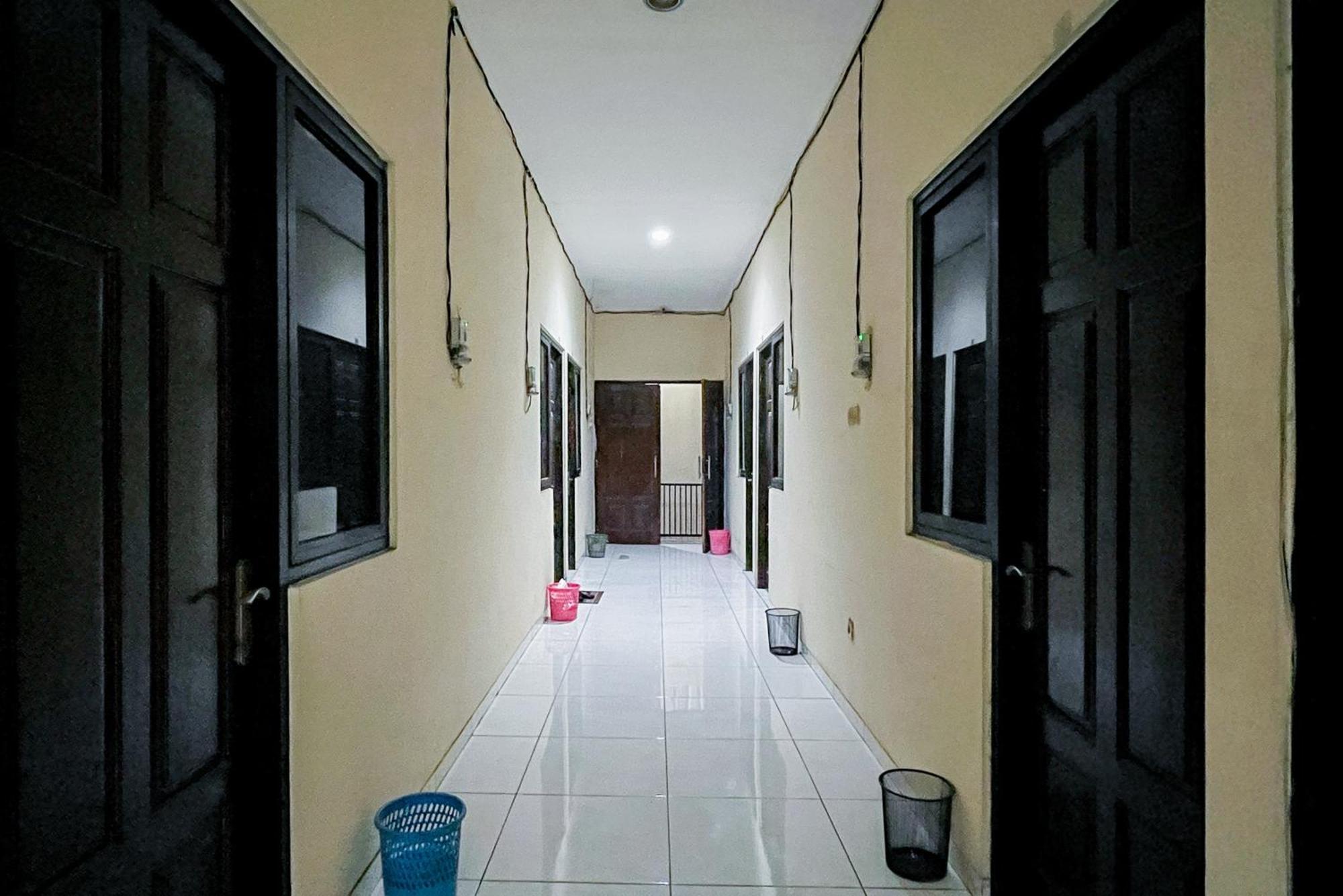 Reddoorz At Graha 99 Simomulyo Hotel Surabaya Eksteriør billede